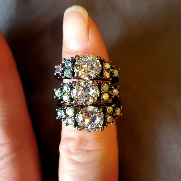 New Unique White Sapphire and Aurora Borealis Black Gold Ring. - Picture 13 of 14